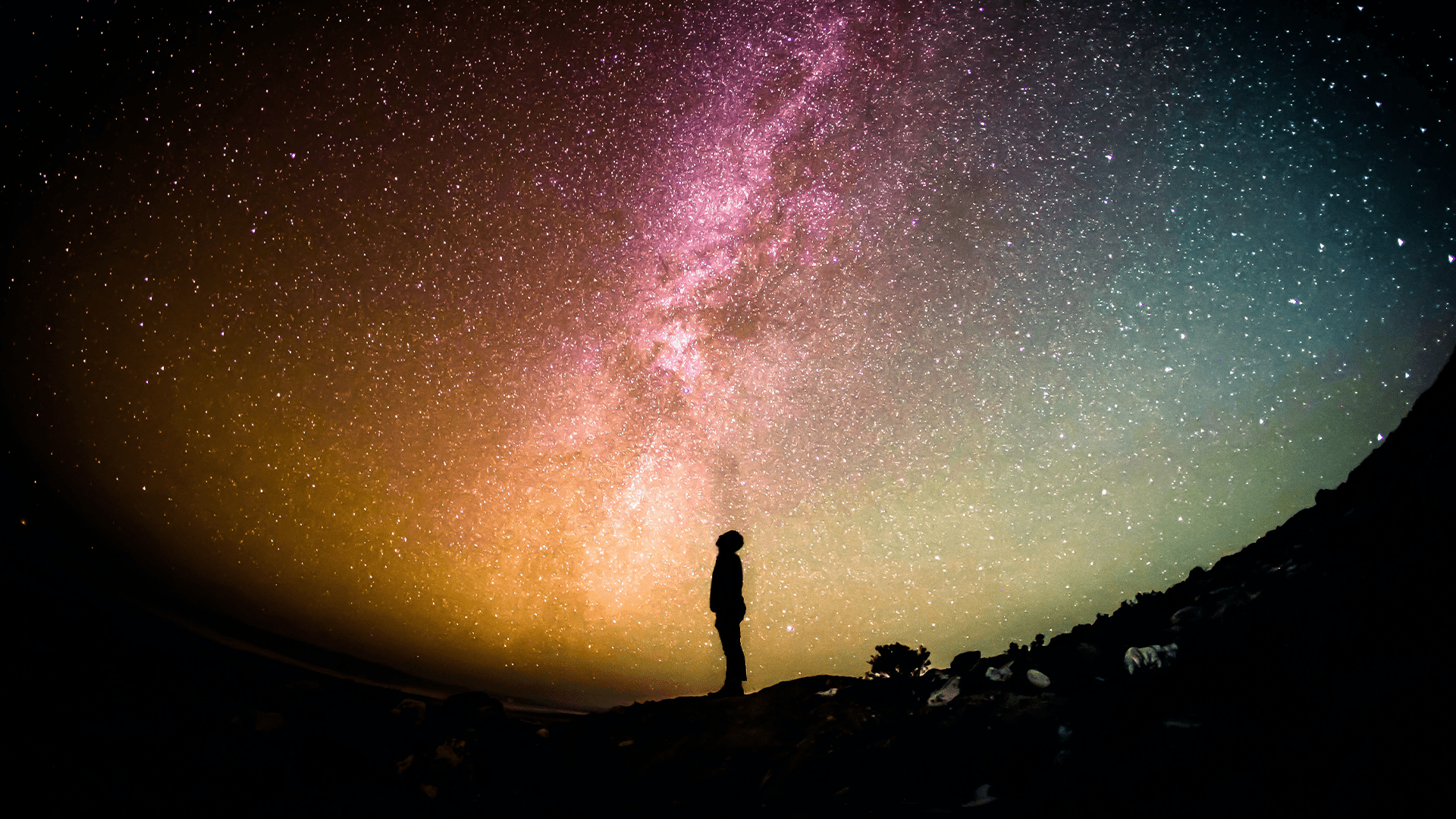 Un hombre en medio de las estrellas