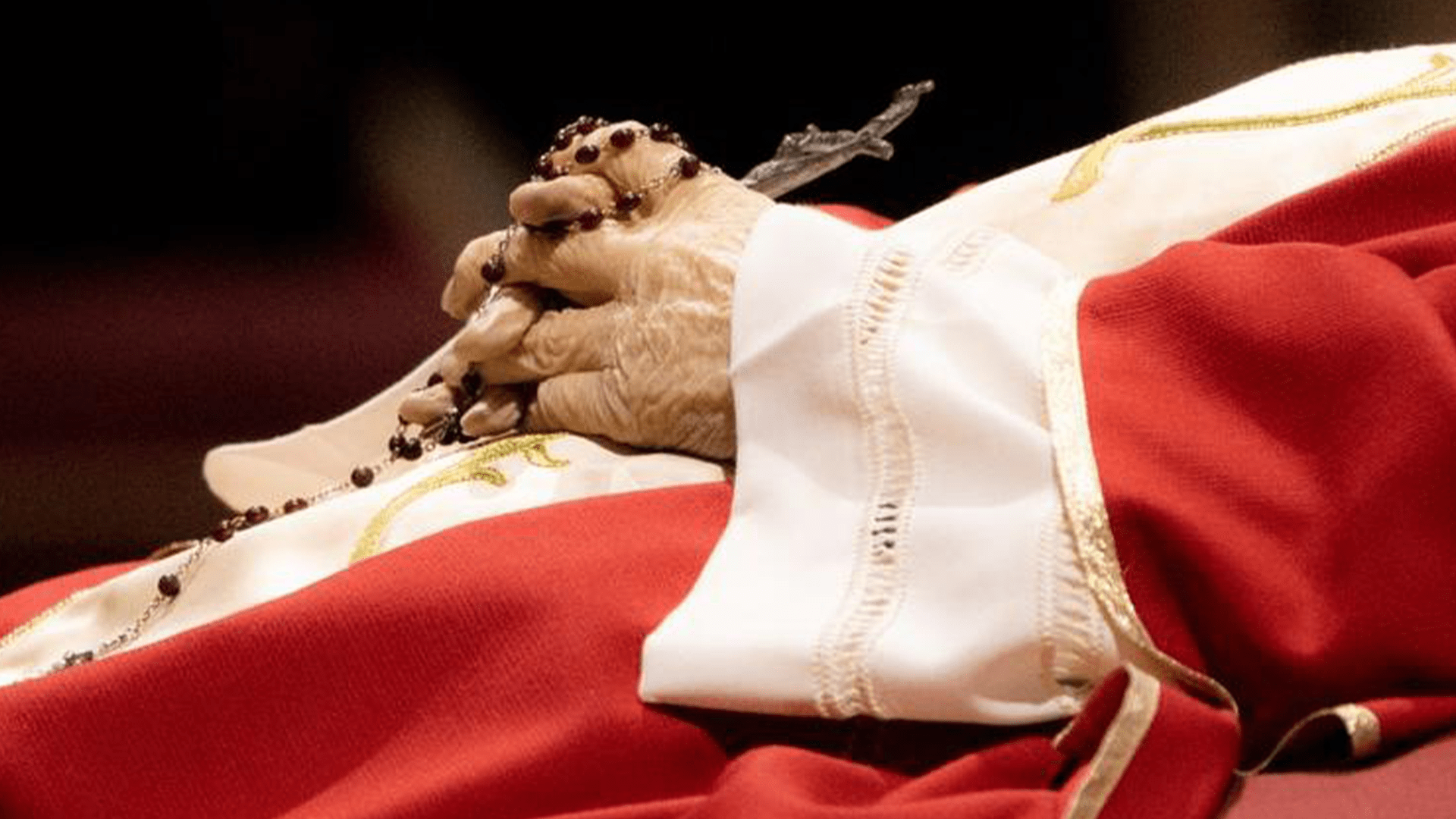 Manos del papa Benedicto XVI en su capilla ardiente