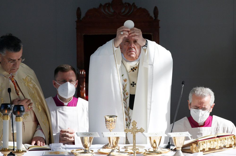Manos del papa Benedicto XVI en su capilla ardiente